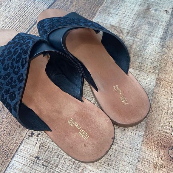 Diane Von Furstenberg
Baile Leopard-Print Suede Sandals - Picture 5 of 13